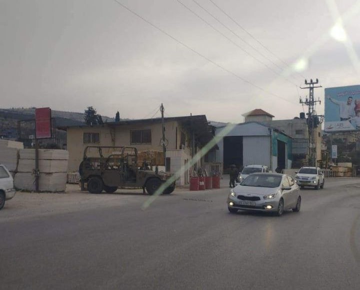 العدو الصهيوني ينصب حاجزاً غرب نابلس ويعتقل ثلاثة فلسطينيين من الخليل