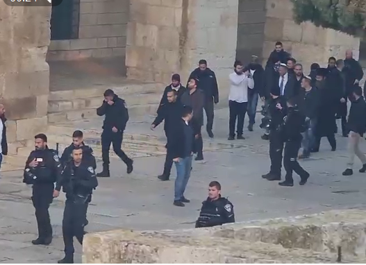 المتطرف الصهيوني “بن غفير” يقتحم باحات الأقصى وسط حماية مشددة