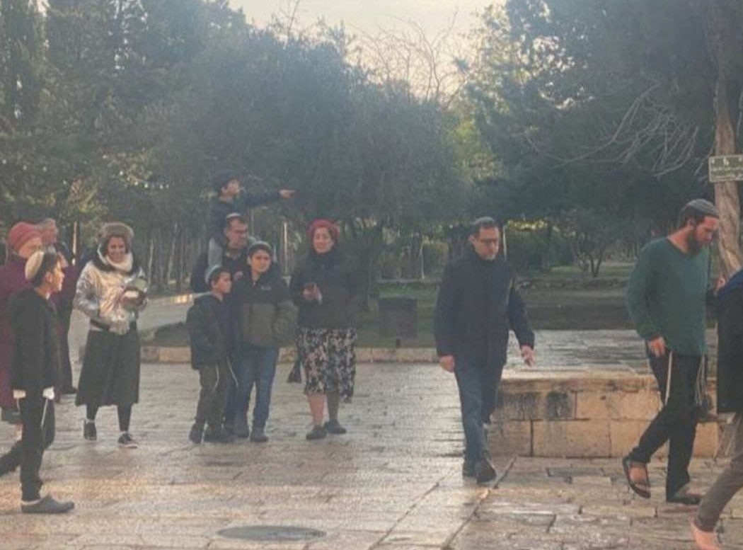 مستوطنون يقتحمون باحات الأقصى وينفذون طقوساً قرب باب الرحمة