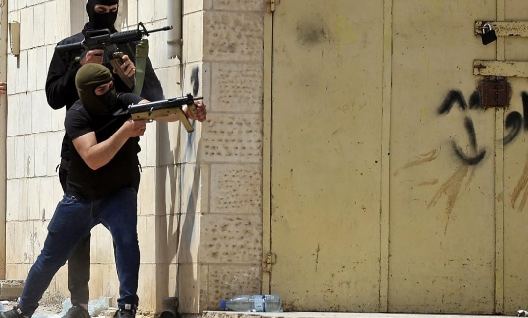 مقاومون فلسطينيون يستهدفون حاجز “الجلمة” غرب جنين بعبوة شديدة الانفجار