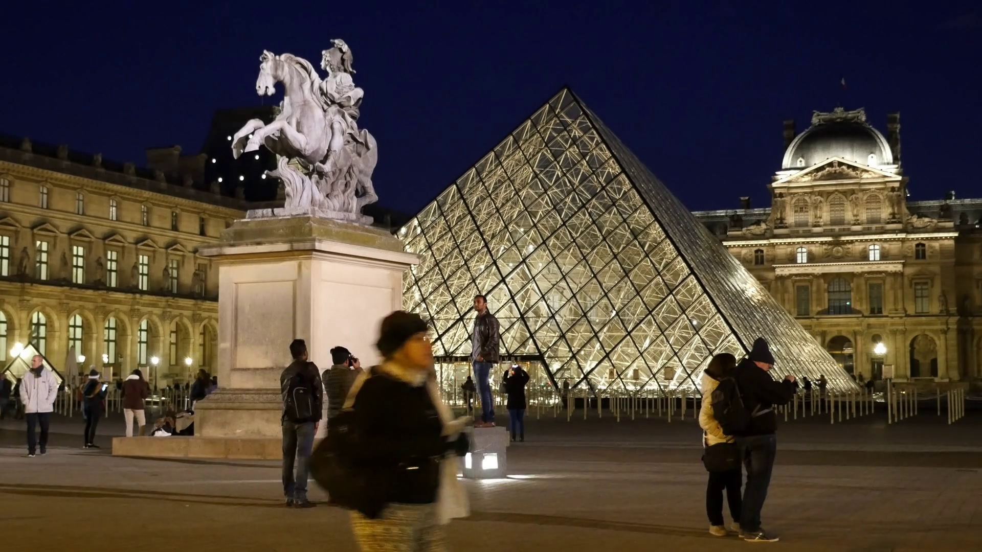 متاحف باريس تنتعش بزيادة عدد زوارها بعد ثلاث سنوات من جائحة “كورونا”