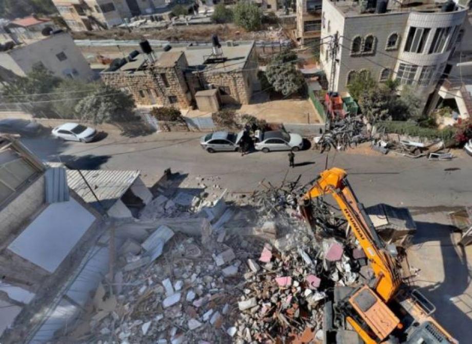 العدو الصهيوني يخطر بهدم منشآت في الخليل ويجرف أراض في نابلس وأريحا