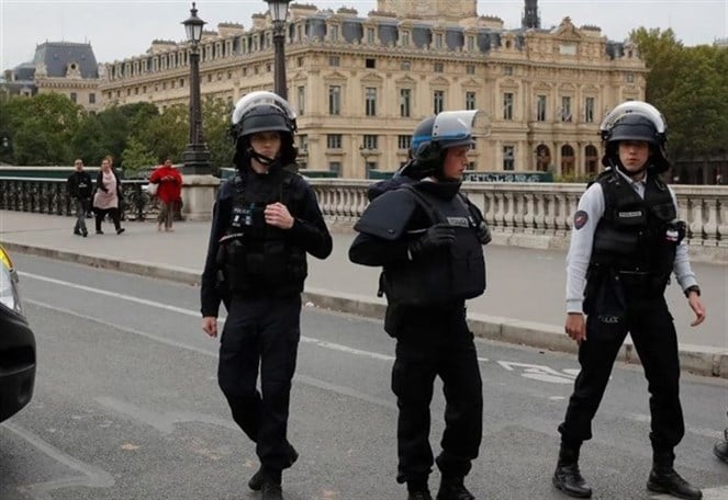 إصابة عدة أشخاص في عملية طعن بمحطة للقطارات وسط باريس