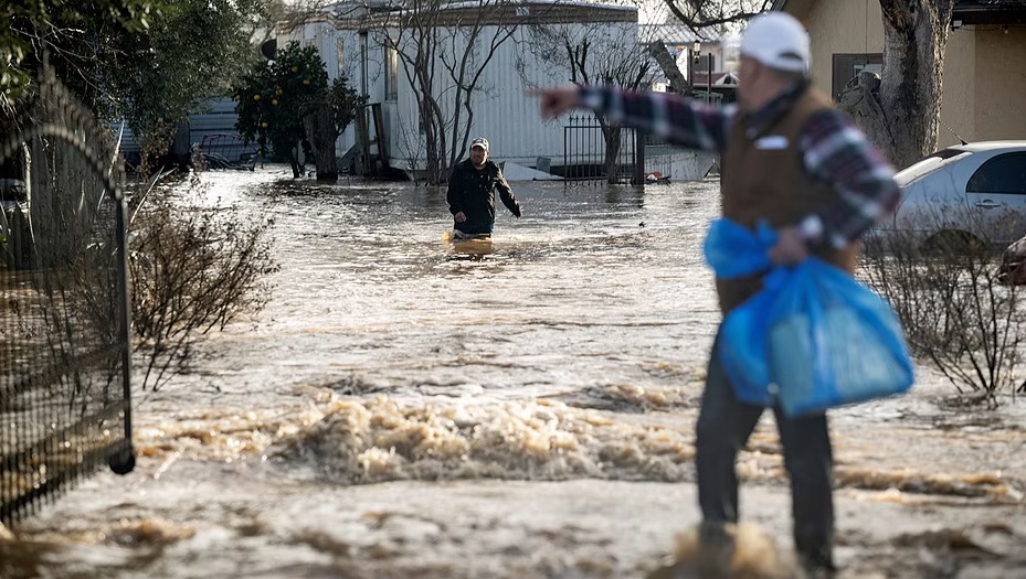 مصرع نحو 20 أمريكياً جراء العواصف المستمرة في ولاية كاليفورنيا