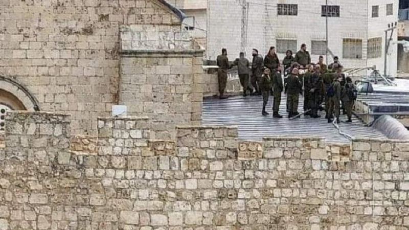 مستوطنون صهاينة يقيمون حفلا استفزازيا في محيط الحرم الإبراهيمي بالخليل