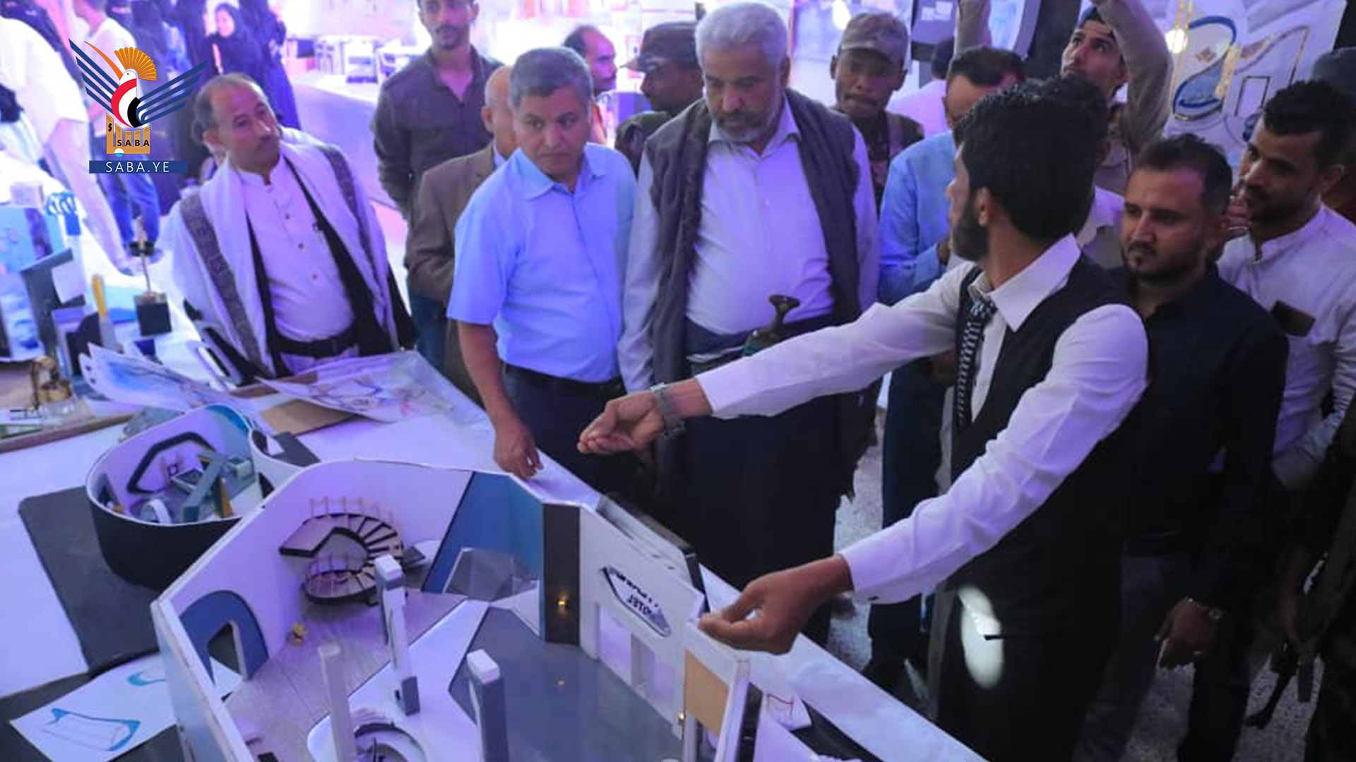 محافظ الحديدة يفتتح معرض مشاريع وأعمال طلاب التصميم الداخلي بكلية الفنون