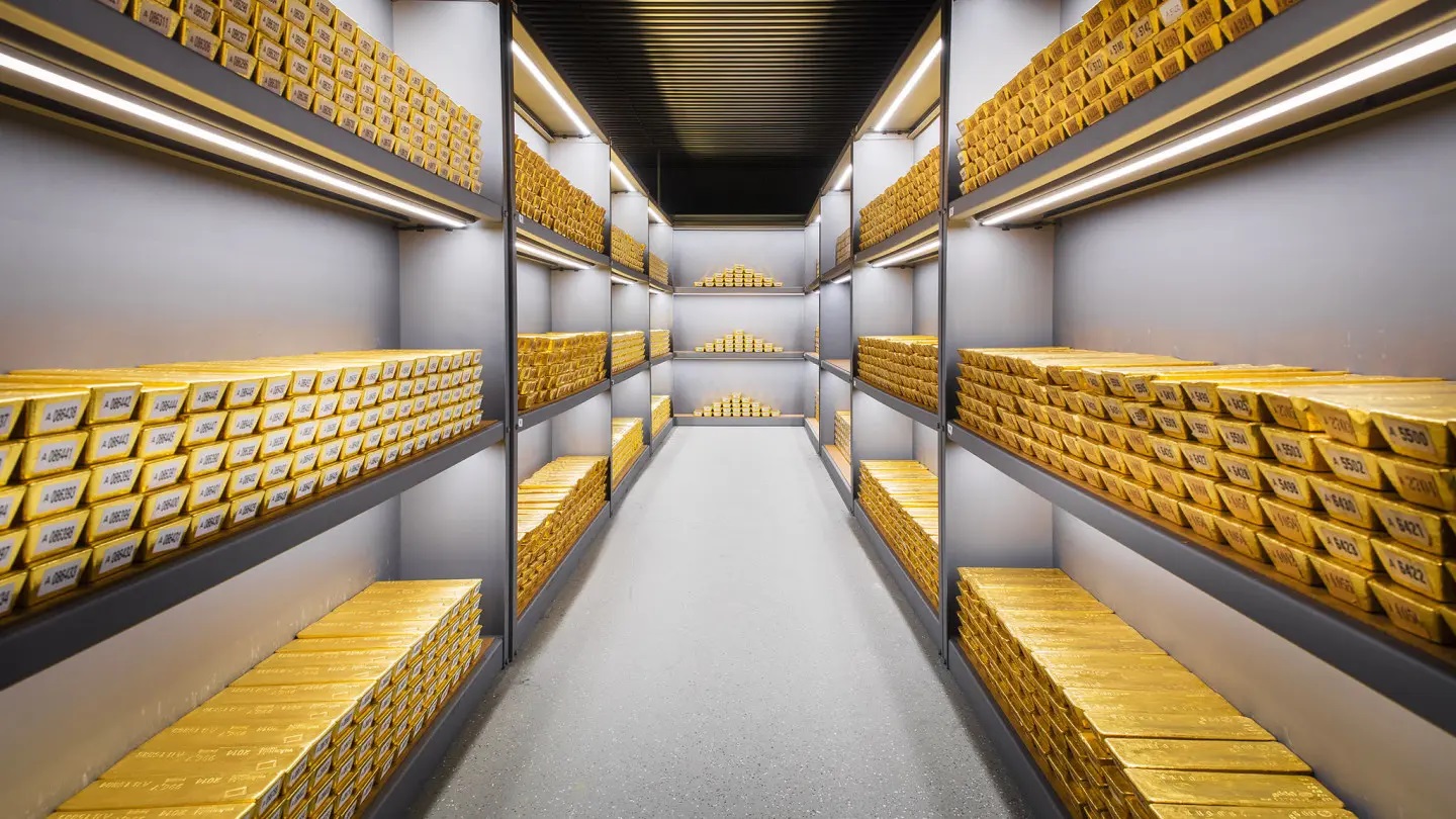 لماذا تتجه البنوك المركزية إلى شراء الذهب؟