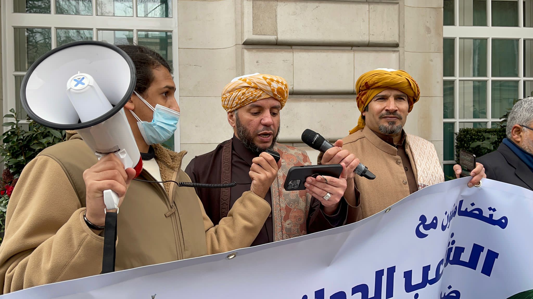 فيديو  ا  وقفة احتجاجية أمام سفارة آل سعود في لندن واعلن البيان التأسيسي للبرلمان الحجازي فيديو  ا  وقفة احتجاجية أمام سفارة آل سعود في لندن واعلن البيان التأسيسي للبرلمان الحجازي