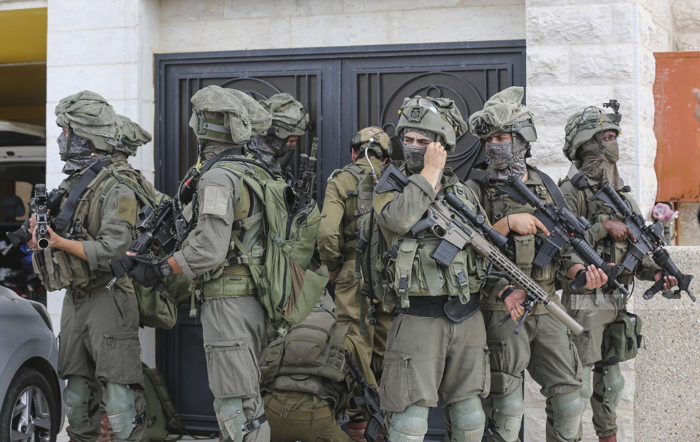 إصابة عدد من الفلسطينيين برصاص العدو عقب محاصرة منزل بمخيم عقبة جبر في أريحا