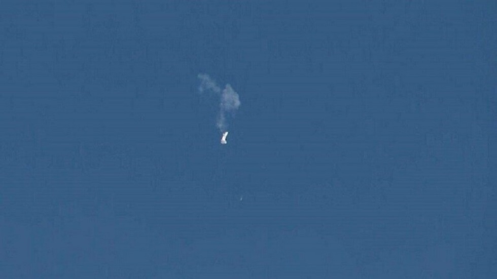 الدفاع الصينية: الولايات المتحدة اتخذت رد فعل مبالغ فيه عند استخدامها القوة لإسقاط المنطاد الصيني