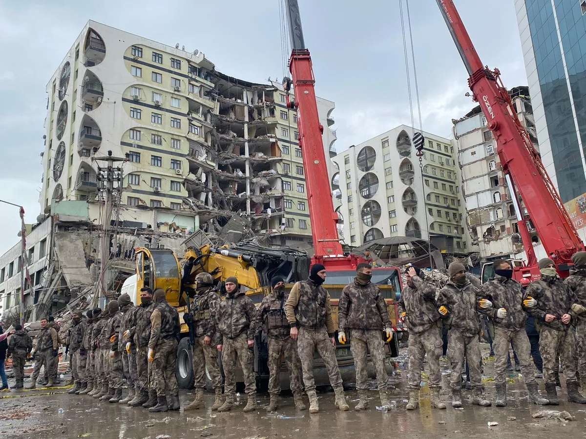 حصيلة ضحايا الزلزال في تركيا وسوريا تتجاوز الـ 8000 قتيلاً و37 ألف جريح