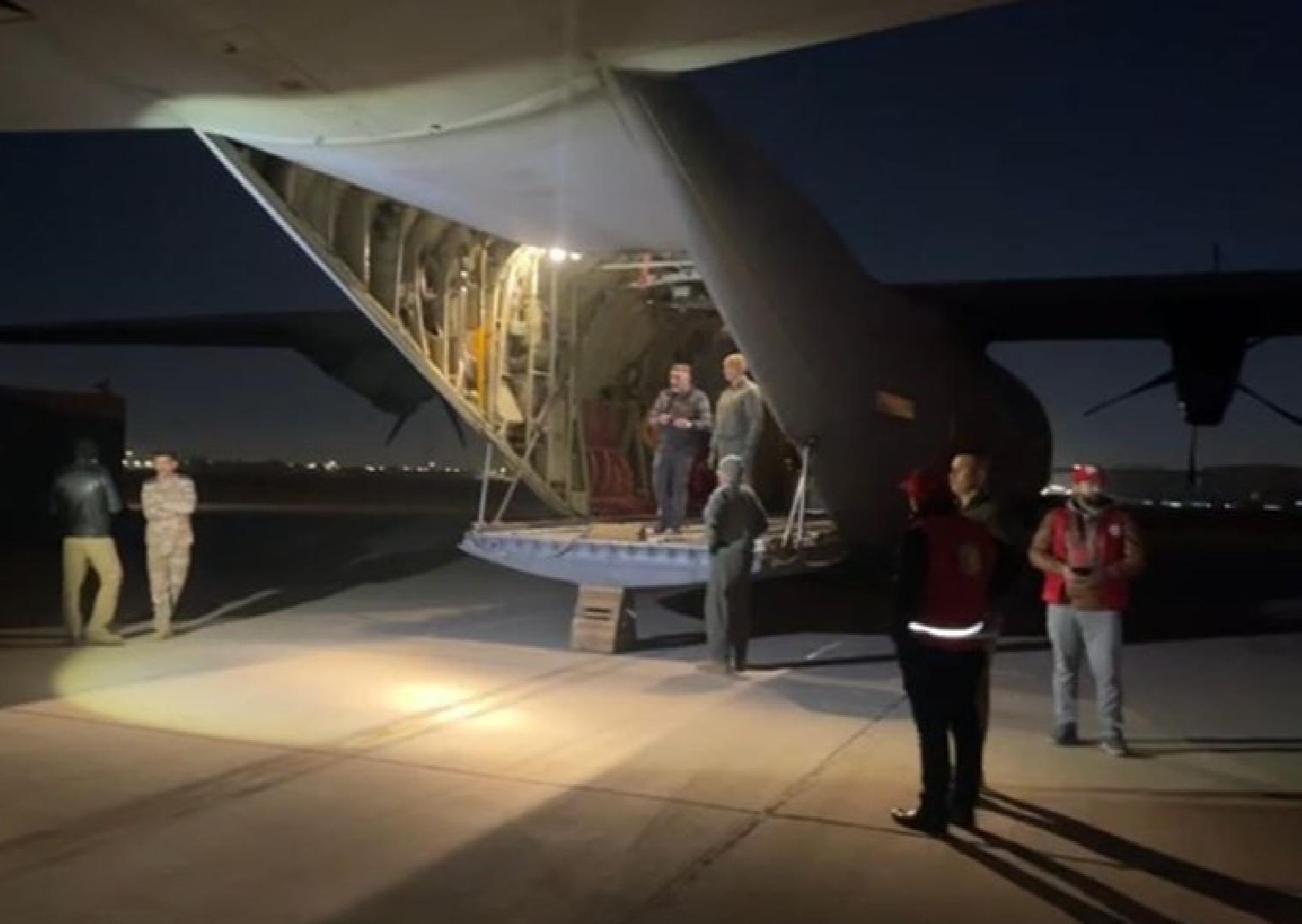 العراق.. انطلاق طائرتين محملتين بأطنان من المساعدات الإغاثية لتركيا