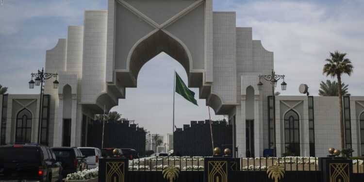 موقع أمريكي يكشف كيف تم طرد “ابن سلمان” من الديوان الملكي السعودي