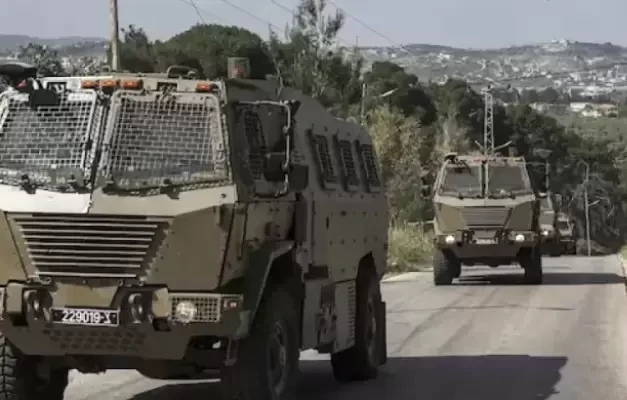 العدو الصهيوني يقتحم بلدة علار شمال طولكرم وسط إطلاق للقنابل الصوتية