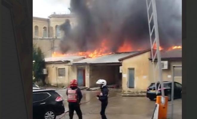 اندلاع حريق كبير قرب مستشفى بالقدس المحتلة وقرار بإخلاء المرضى