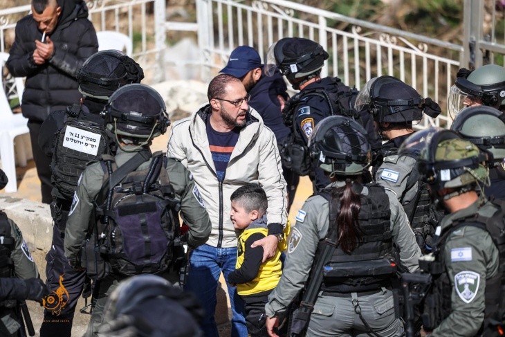 قوات العدو الصهيوني تشنُّ حملة على الأسرى المقدسيين وعوائلهم