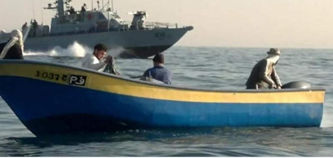 زوارق العدو تفتح النار تجاه مراكب الصيادين في بحر شمال غزة