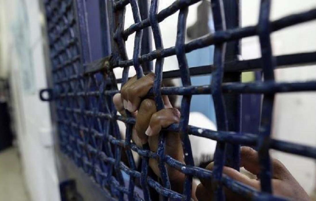 الأسرى الفلسطينيون يواصلون “العصيان” ويعتصمون في ساحات سجون العدو الصهيوني 