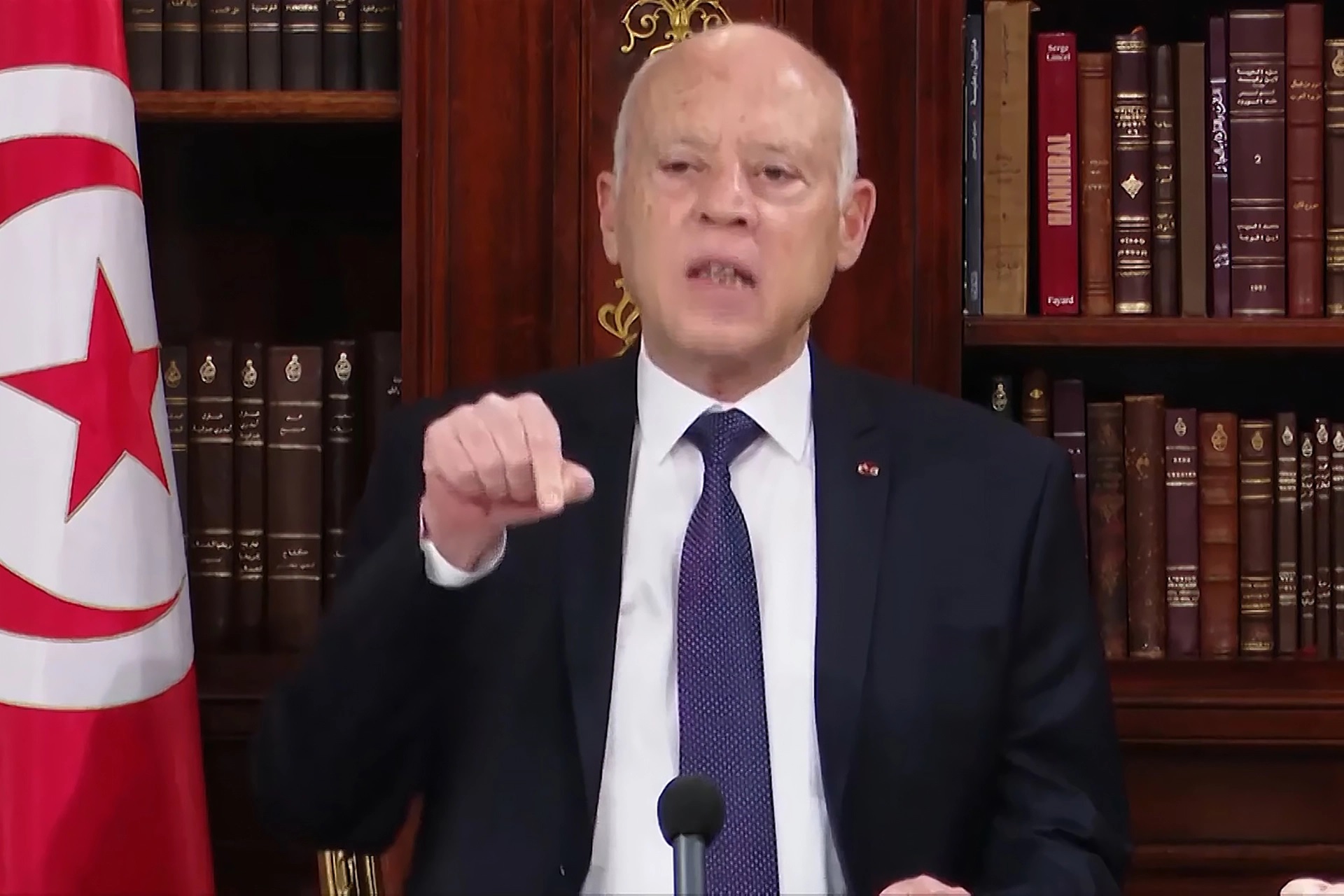 الرئيس التونسي يأمر بطرد مسؤولة نقابية أوروبية بعد مشاركتها في مظاهرة لاتحاد الشغل