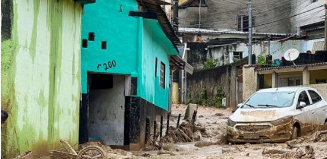 ارتفاع عدد ضحايا الفيضانات والانهيارات الأرضية في البرازيل إلى 36 قتيلا