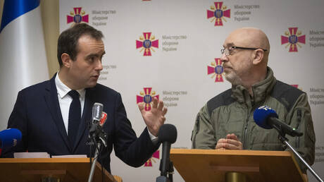 باريس: نتفاوض مع كييف حول الطائرات وتدريب الطيارين الأوكرانيين