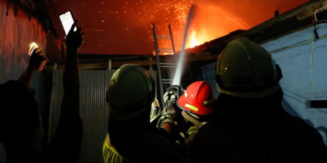 مصرع 16 شخصاً جراء حريق بمستودع وقود في إندونيسيا