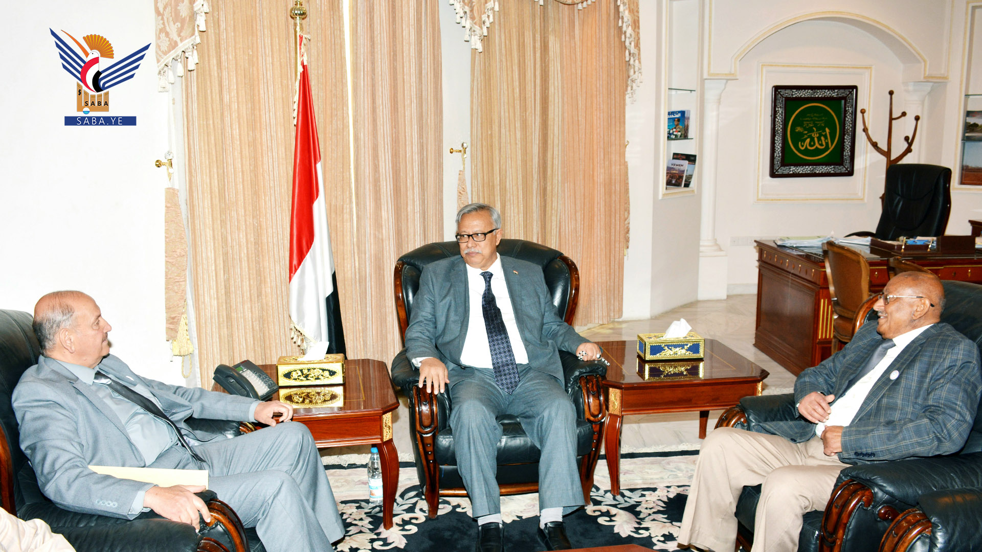 رئيس الوزراء يلتقي رئيس جامعة الحضارة الدكتور المغلس