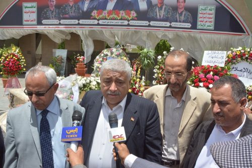 وزير الزراعة يضع إكليلاً من الزهور على ضريح الشهيد الرئيس الصماد