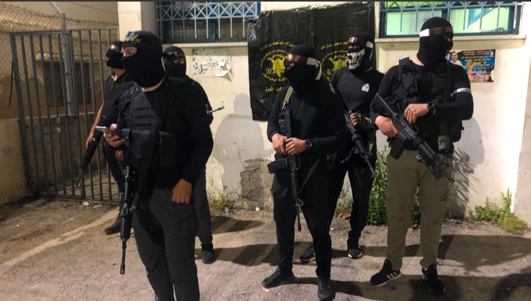 مقاومون فلسطينيون يطقلون النار تجاه نقطة لجيش العدو في بيت أمر بالخليل