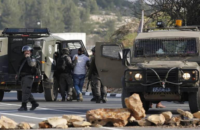 العدو الصهيوني يقتحم بلدة نعلين غرب رام الله.. ويعتقل شابا من طوباس