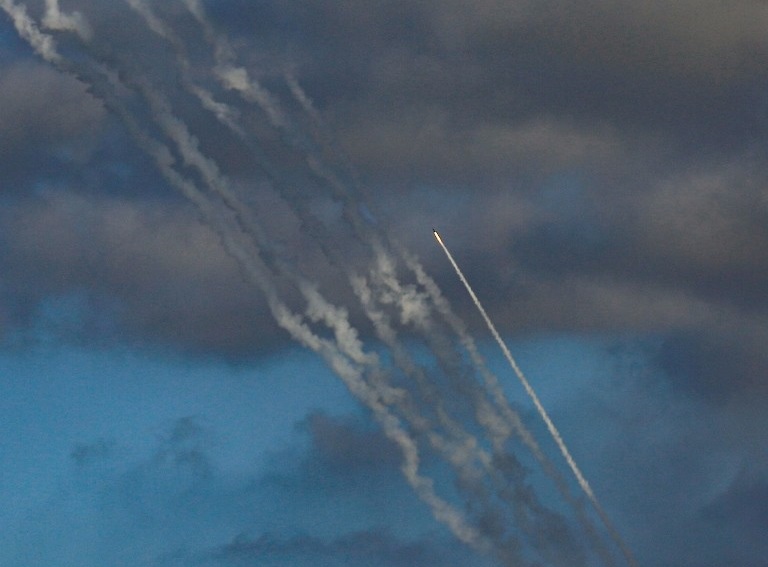 المقاومة الفلسطينية بغزة تُطلق رشقة صاروخية تجريبية تجاه البحر