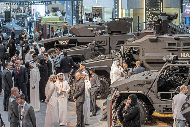 تجار ومصنعو الأسلحة يبرمون صفقاتهم انطلاقا من الإمارات