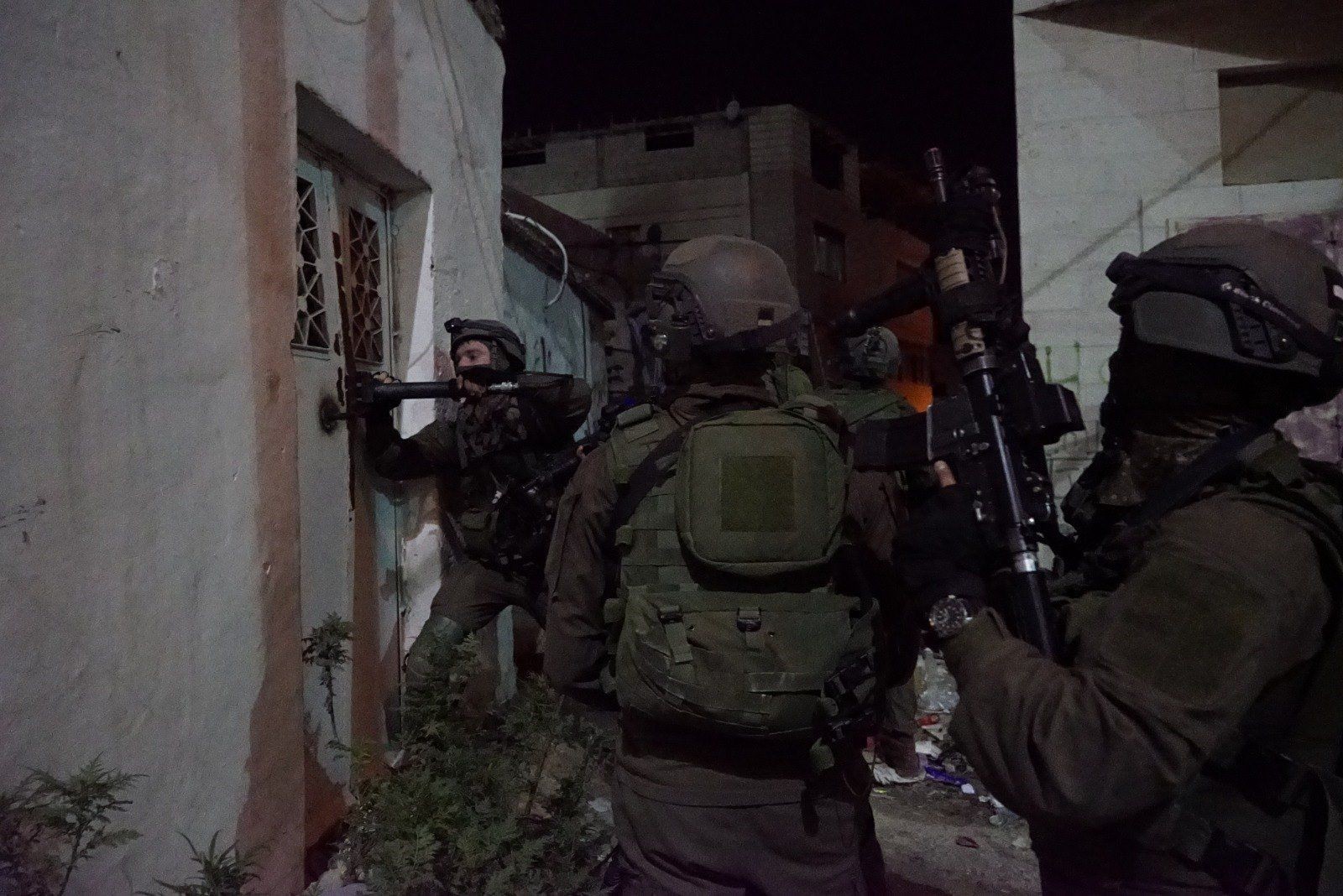 العدو الصهيوني يداهم عددا من المنازل الفلسطينية في قرية رمانة غرب جنين