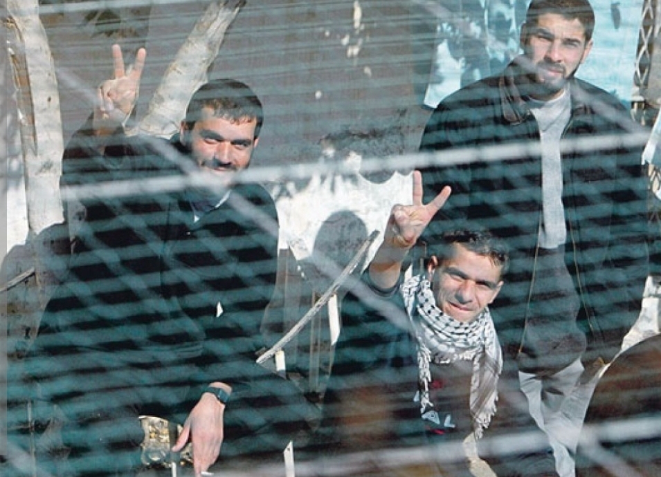 الأســـــرى الفلسطينيون يقـررون حـــــرق غرف بأقسام السجون