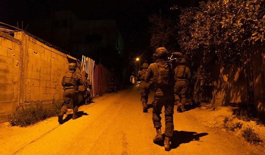 العدو الصهيوني يشن حملة مداهمات واعتقالات واسعة في الضفة مع بدء رمضان