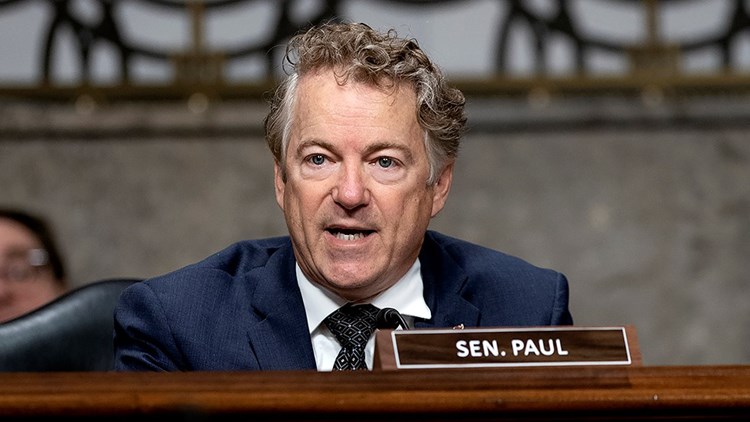 عقب القصف الصاروخي.. سيناتور أمريكي يطالب بانسحاب قوات بلاده من سوريا