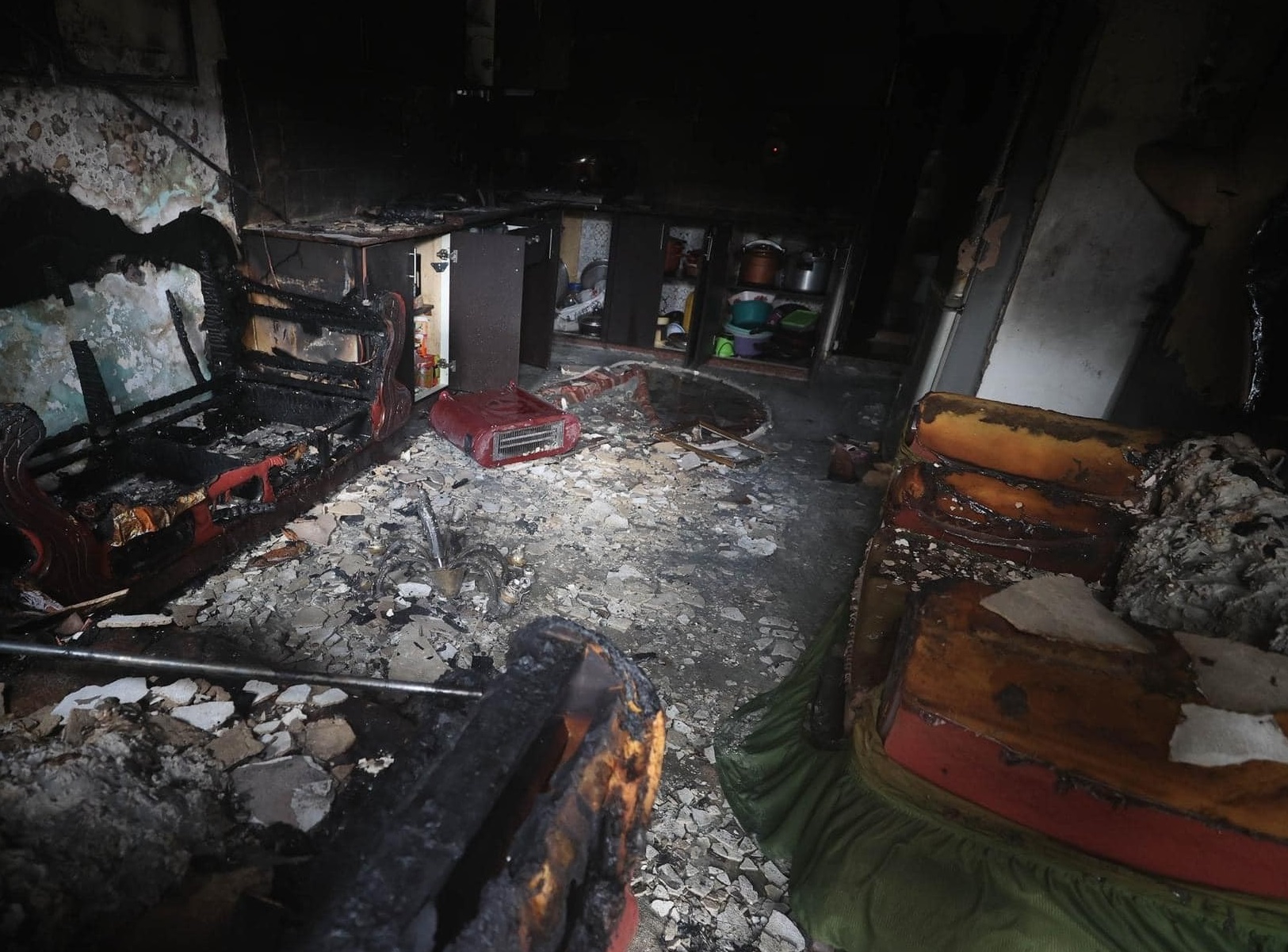 قطعان المستوطنين يحرقون منزل مواطن فلسطيني في سنجل شمال رام الله