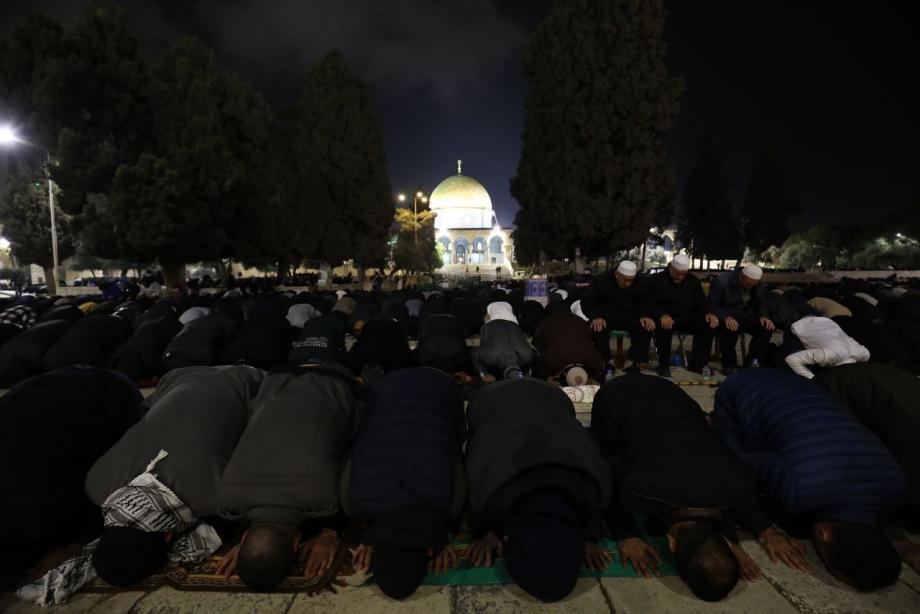 الآلاف يصلون العشاء في المسجد الأقصى برابع ايام رمضان