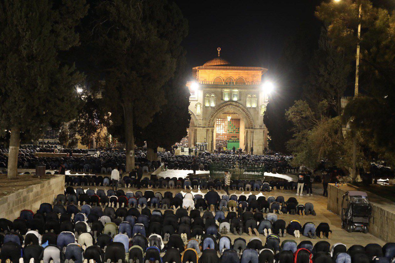 50 ألف مصل يؤدون صلاة العشاء في المسجد الأقصى