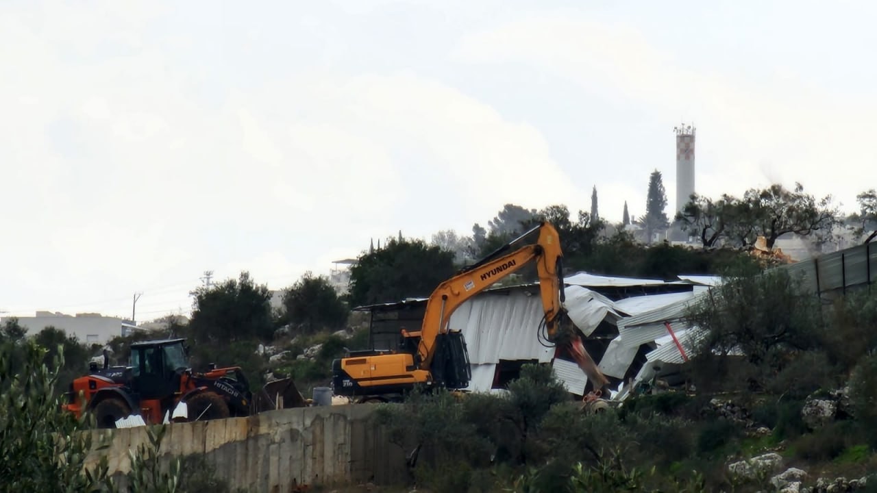 العدو الصهيوني يهدم منشأة تجارية في دير بلوط غرب سلفيت