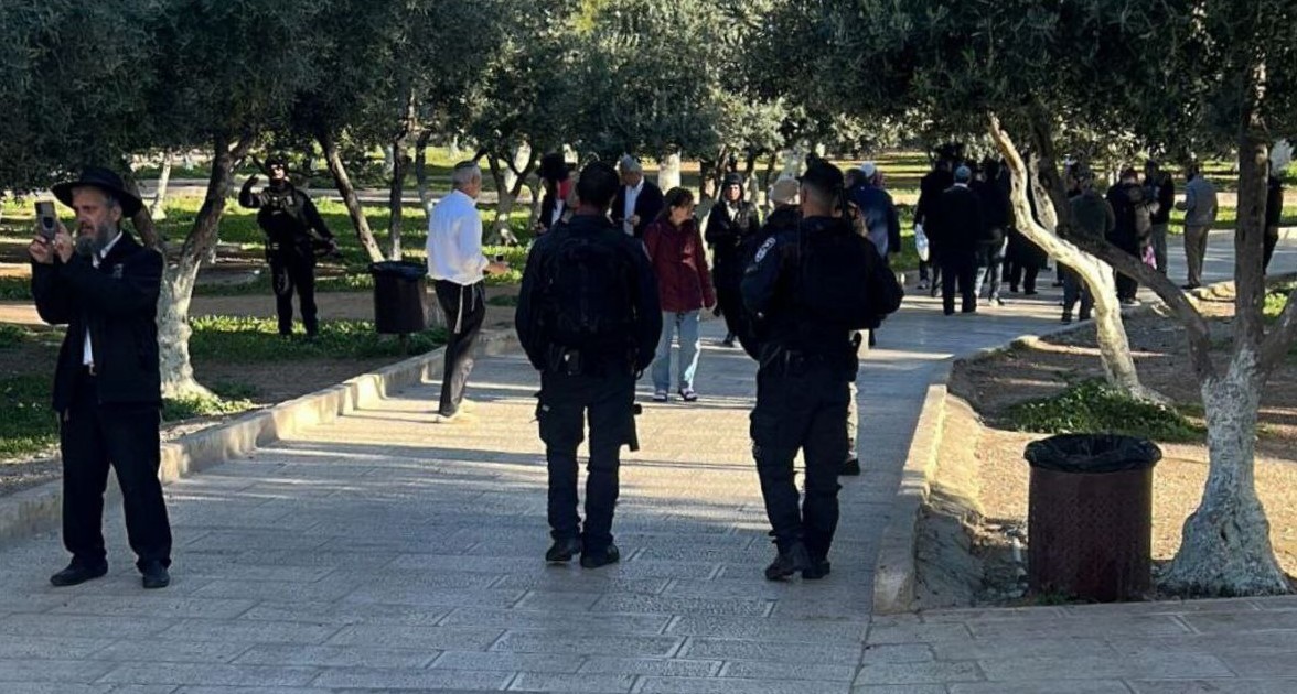 قطعان المستوطنين يقتحمون باحات الأقصى وسط دعوات للحشد والرباط فيه