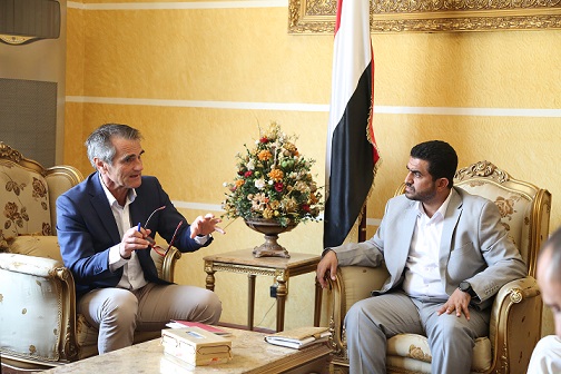 نائب وزير الداخلية يناقش مع بعثة الصليب الأحمر آلية توفير الخدمات بالسجون