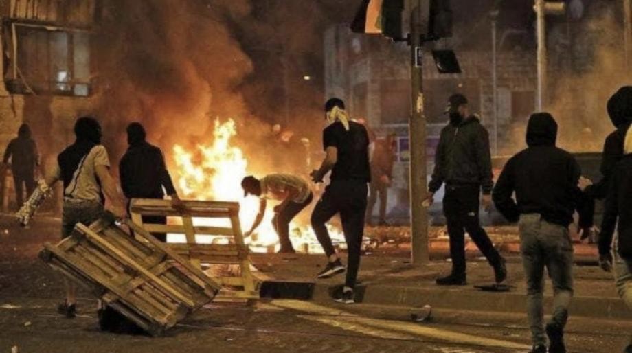 شبان فلسطينيون يحرقون نقطة عسكرية للعدو الصهيوني جنوب نابلس