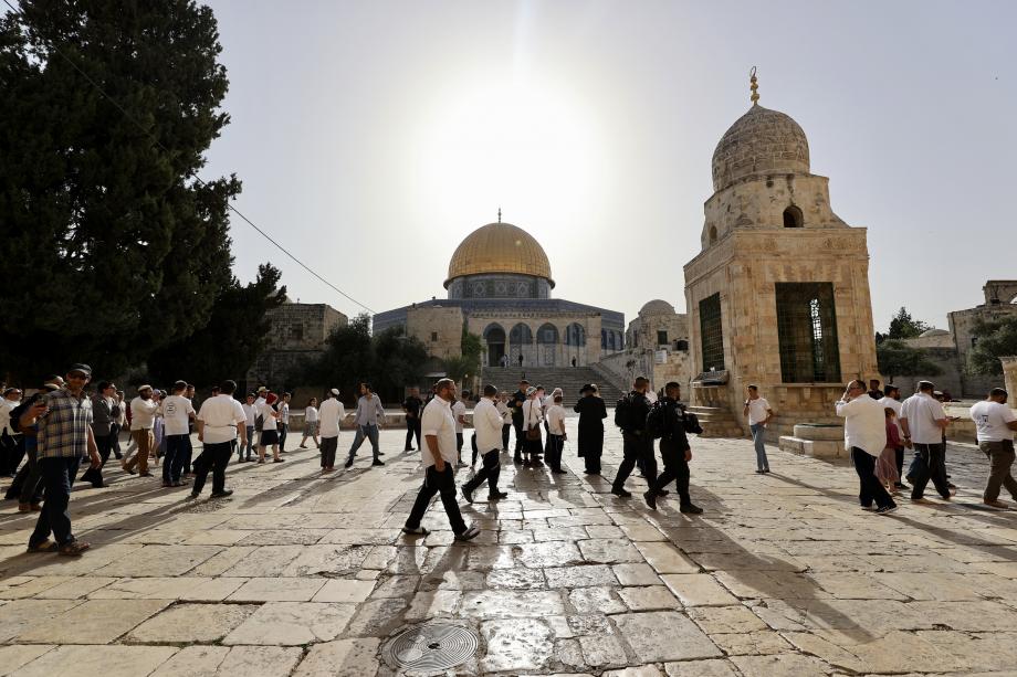 قطعان الصهاينة يجددون تدنيس باحات الأقصى بحماية مشدَّدة من قوات العدو