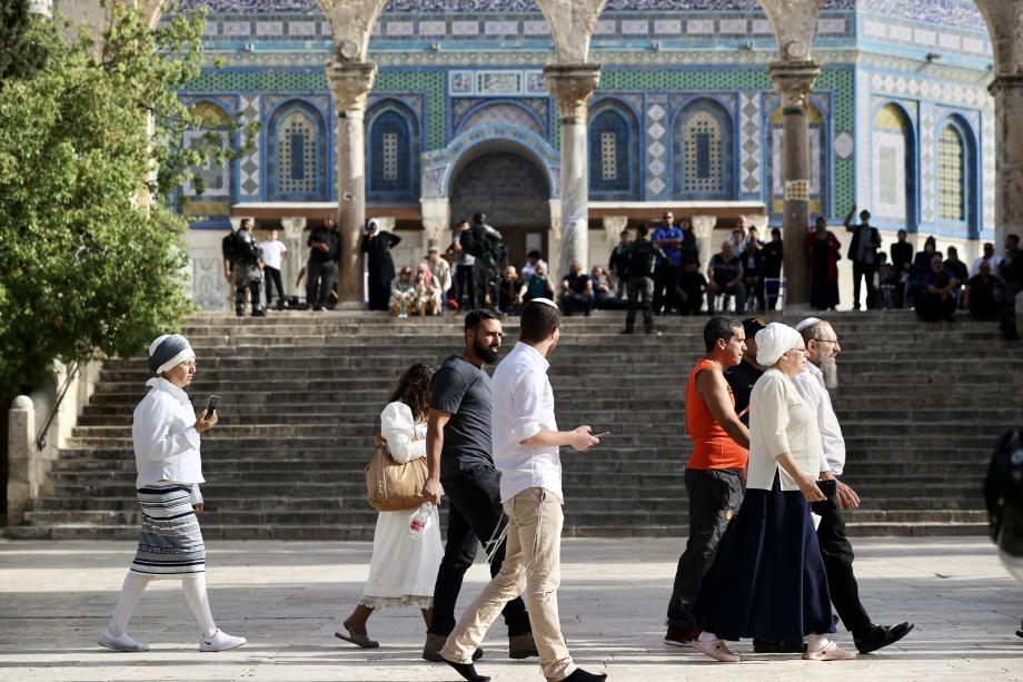 قطعان المستوطنين الصهاينة يواصلون تدنيس باحات الأقصى بحماية شرطة العدو