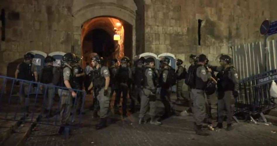 قوات العدو الصهيوني تعتدي على المصلين عند باب الأسباط وتمنعهم من الوصول للأقصى