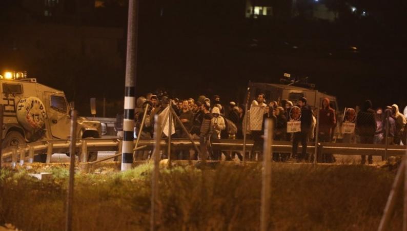 مستوطنون صهاينة يغلقون المدخل الجنوبي لبلدة الخضر