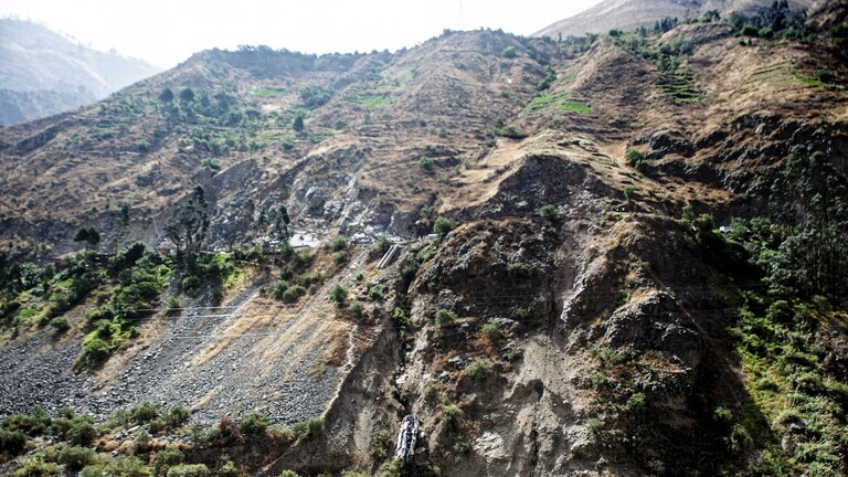 مقتل وإصابة العشرات جراء تحطم حافلة وسقوطها في نهر بالبيرو