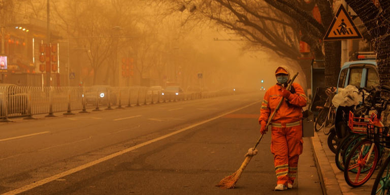 الصين تجدد الإنذار الأزرق لمواجهة عواصف رملية