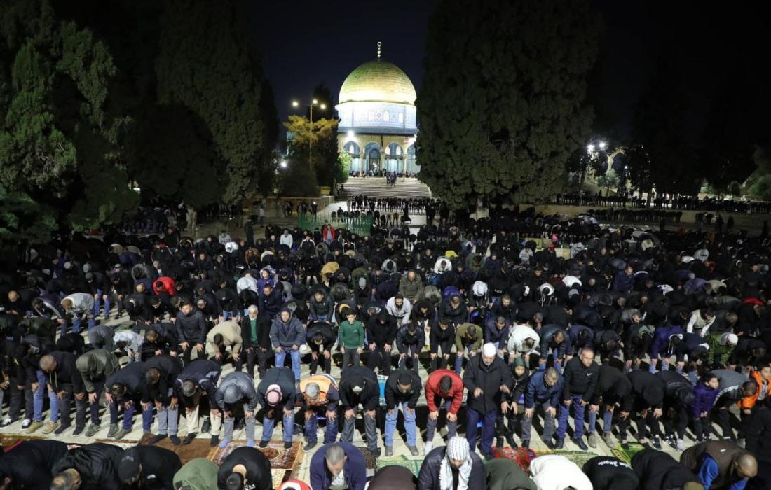 20 ألف فلسطيني يؤدون صلاة العشاء والتراويح في رحاب المسجد الأقصى